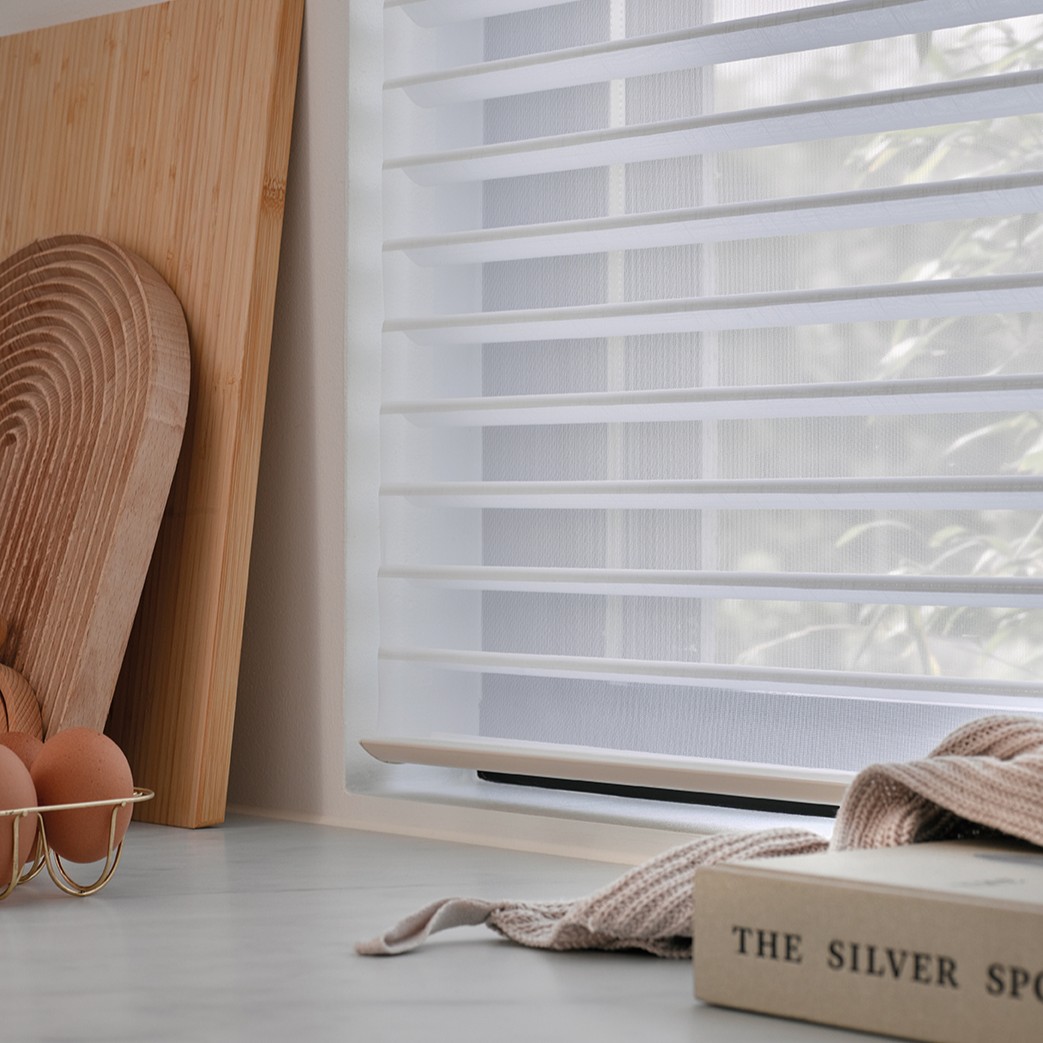 Voiles vénitiens Silhouette® de Luxaflex® Les voiles vénitiens Silhouette® de Luxaflex® filtrent agréablement la lumière et assurent l'intimité dans votre maison.