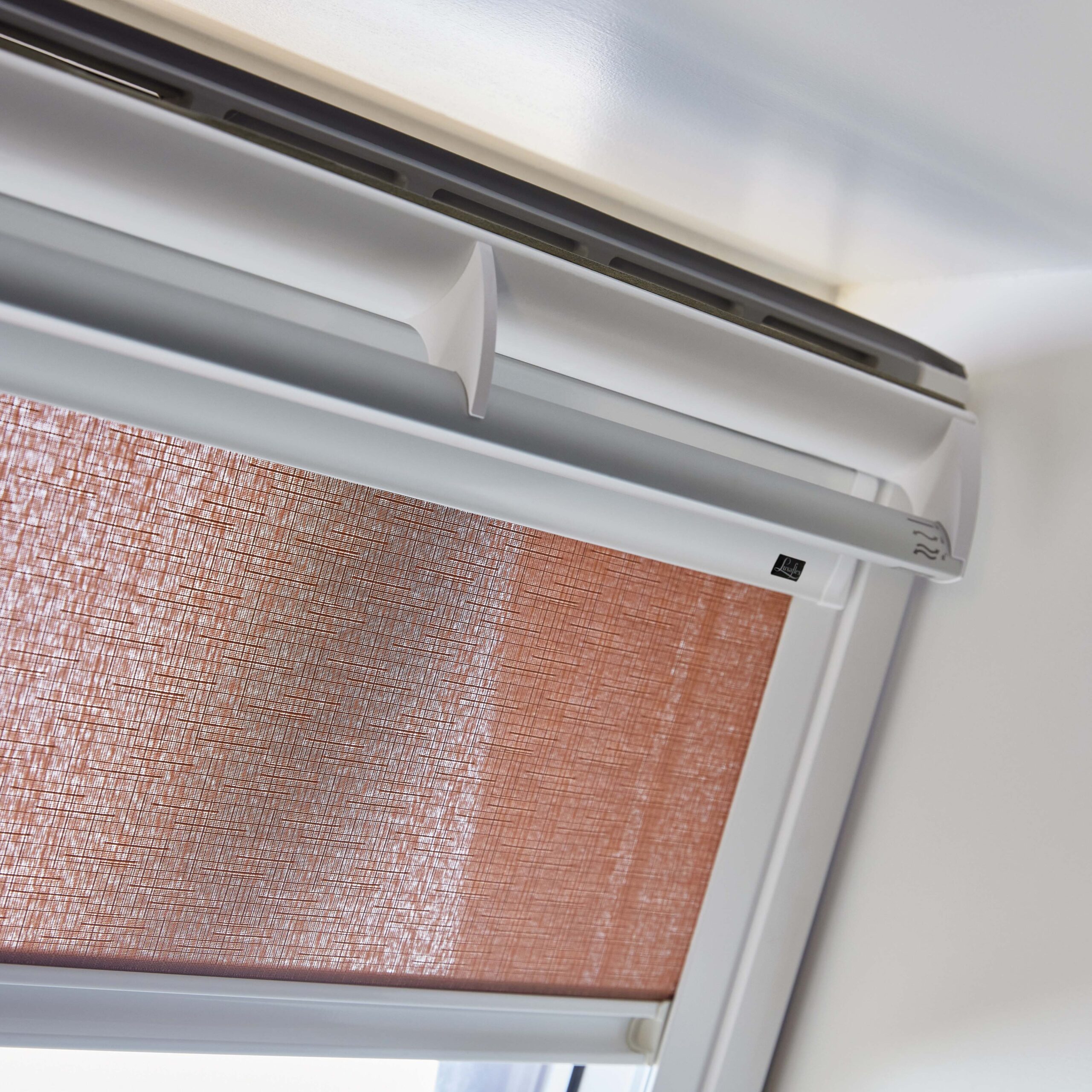 Stores pour fenêtres de toit Nos stores pour fenêtres de toit sont disponibles dans différents styles et coloris.